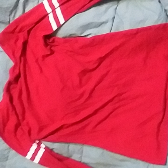 Sonners red shirt with a Q on the front - Picture 3 of 3